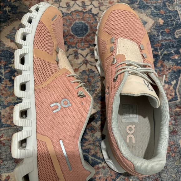ON RUNNING // on cloud 5 // rose/shell size 7.5 // good condition - Picture 2 of 8